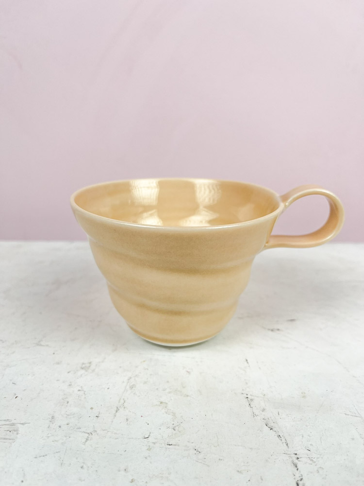 rikke mandelsen Keramik Spiralbecher mit Griff Melone, Kaffeetasse aus Porzellan, Remix von Sofia.