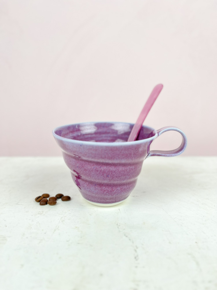 rikke mandelsen Keramik Spiralbecher mit Griff in lila, Kaffeetasse in Porzellan, Remix von Sofia.
