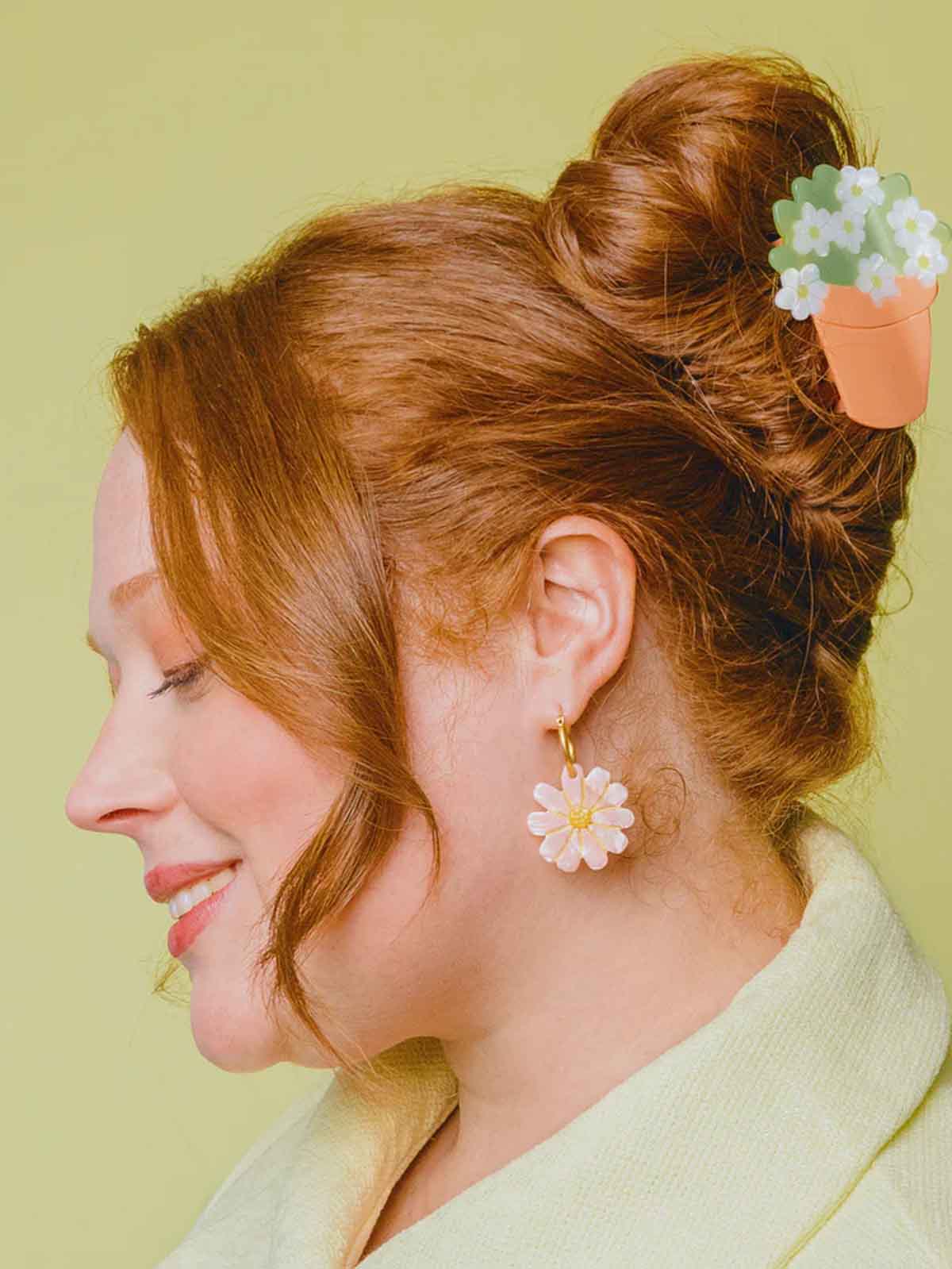 cou cuu suzette Haarschnitte Blumentopf mit weißen Blumen