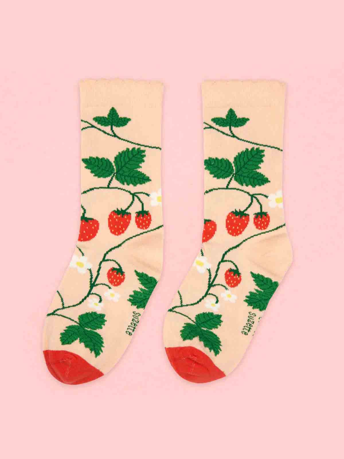 cou cou suzette Socken mit Erdbeerpflanzen auf Korallenboden