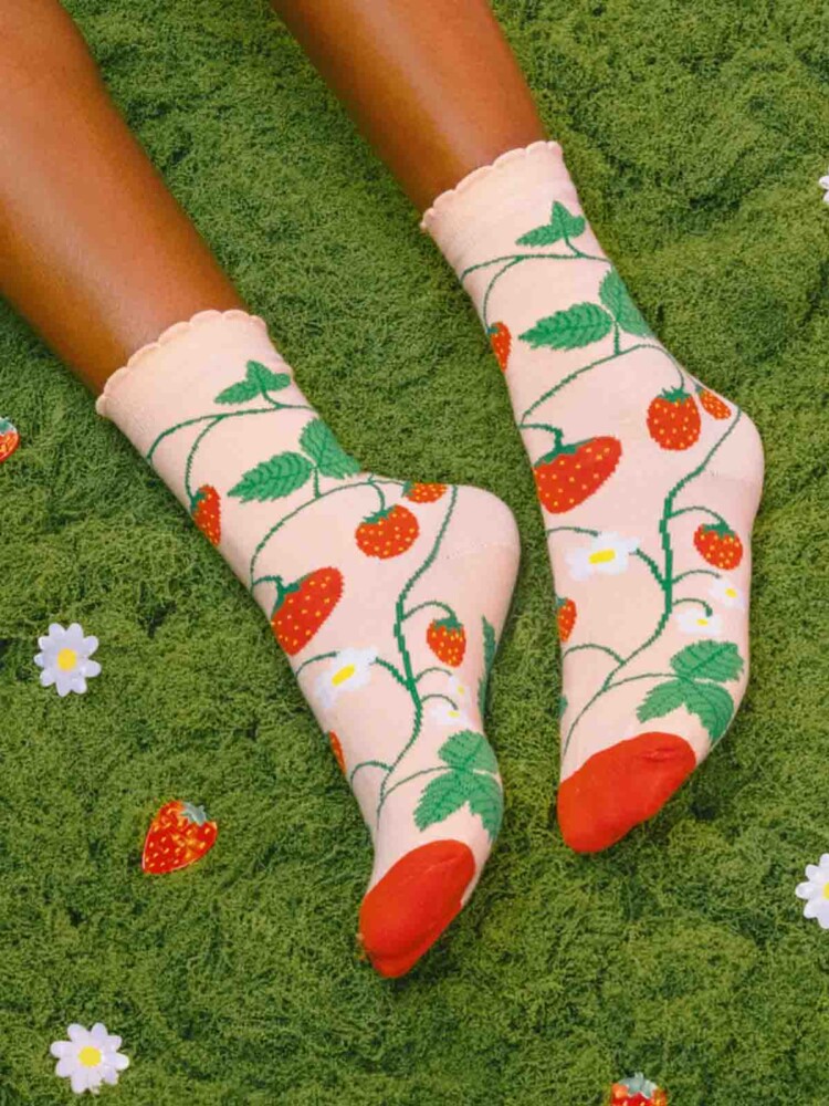 cou cou suzette Socken mit Erdbeerpflanzen auf Korallenboden