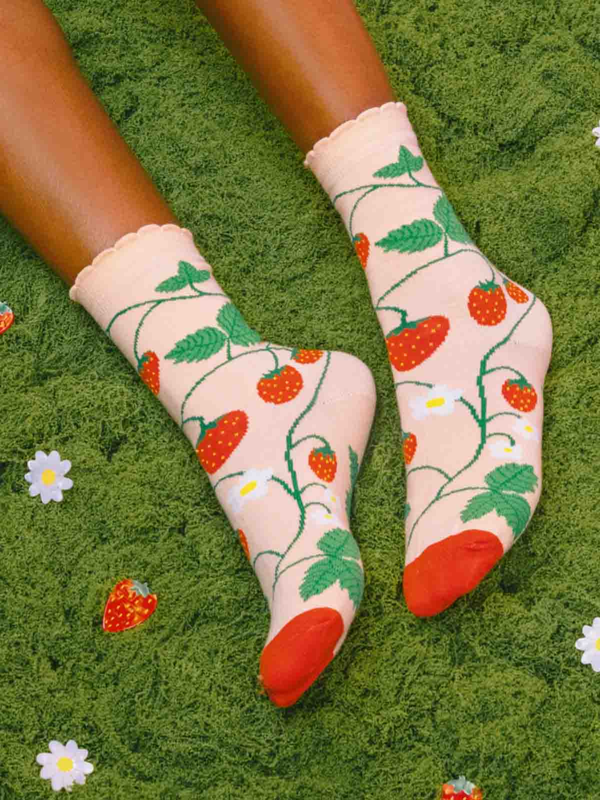 cou cou suzette Socken mit Erdbeerpflanzen auf Korallenboden
