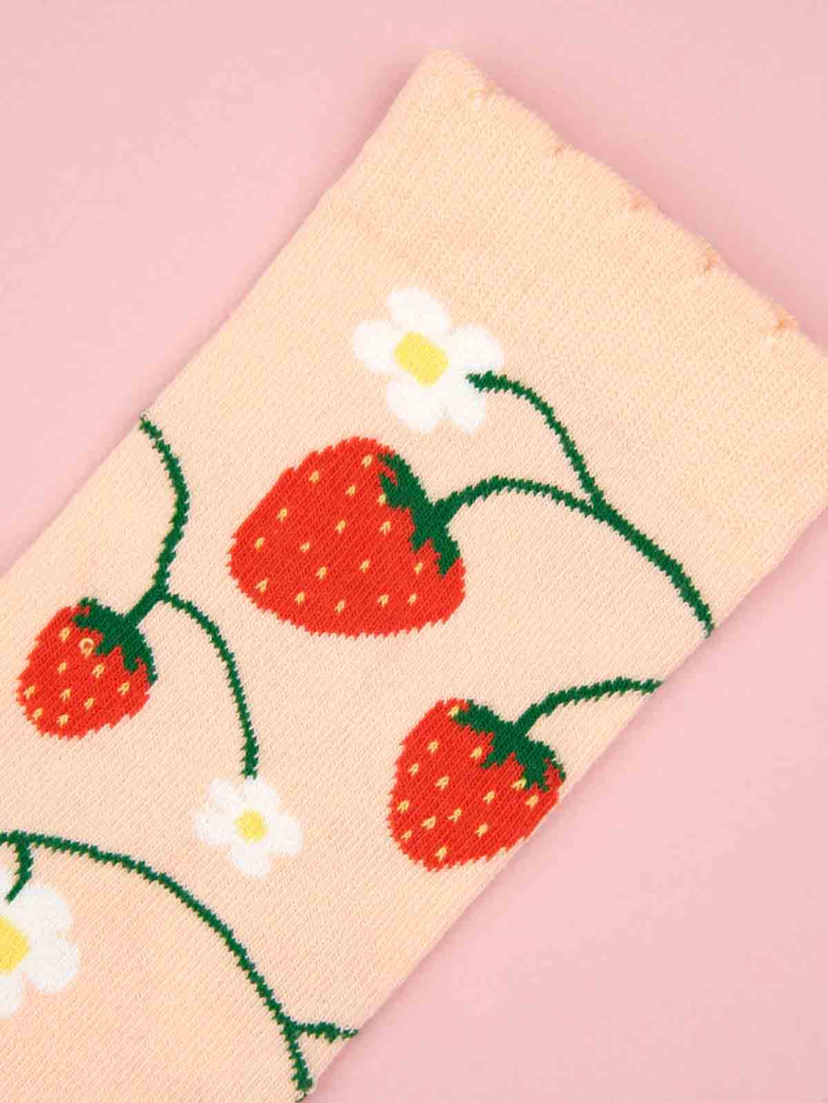 cou cou suzette Socken mit Erdbeerpflanzen auf Korallenboden
