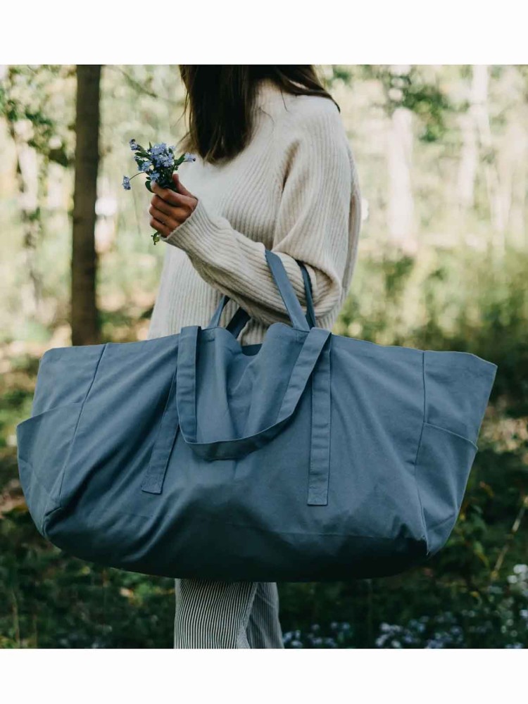 über große Leinwandtasche in blau