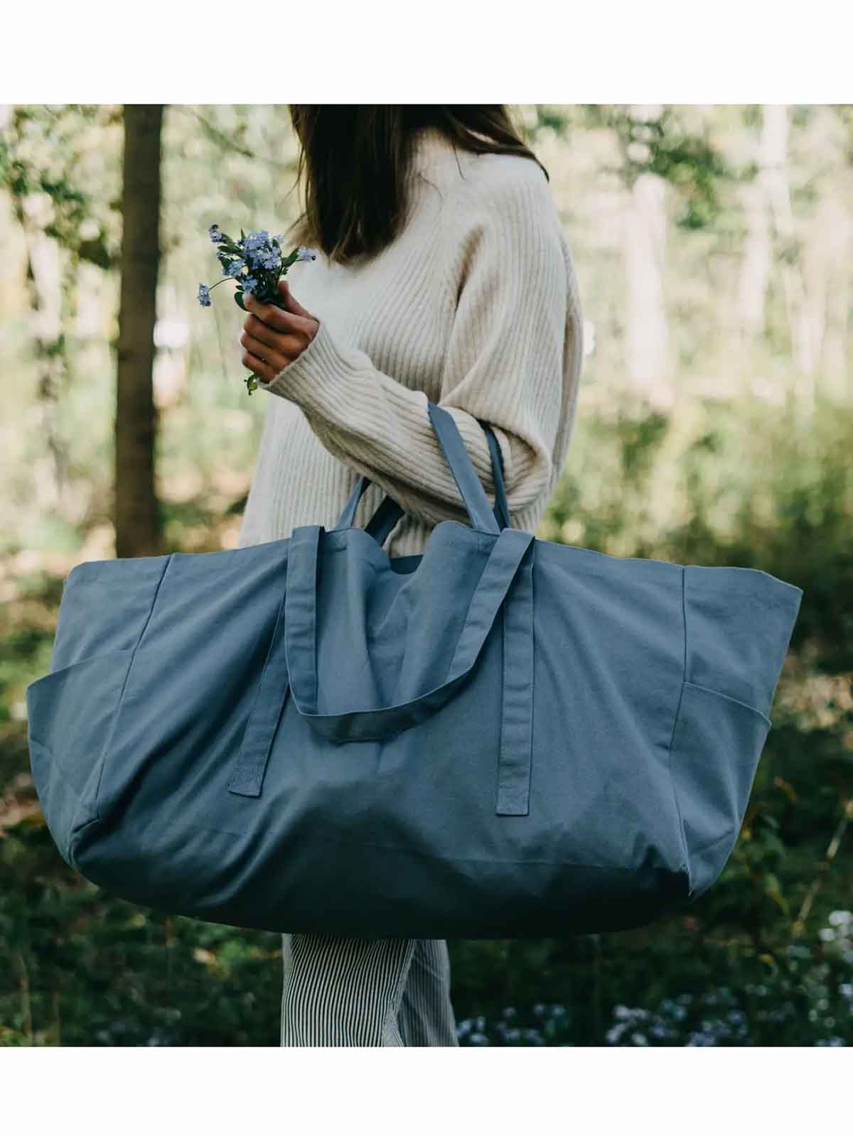 über große Leinwandtasche in blau
