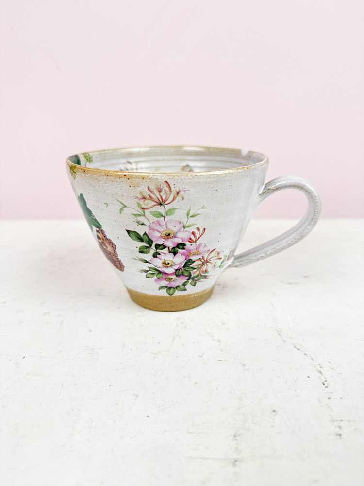 Becher mit Griff aus Steingut - von Sofia Korolina weiß mit Blumen
