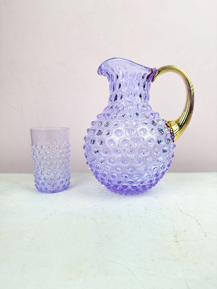 Anna von Lipa Krüge mit goldenem Griff - lilac