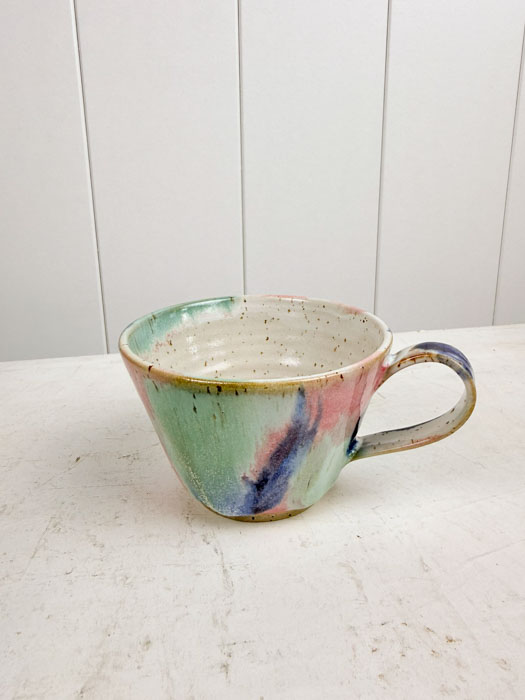Kunstbecher mit Griff