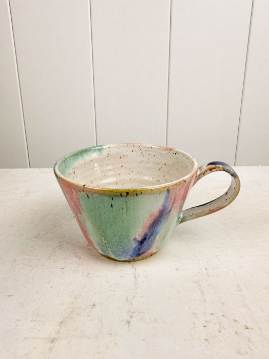Kunstbecher mit Griff