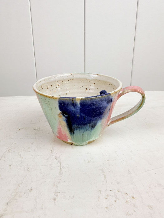 Kunstbecher mit Griff