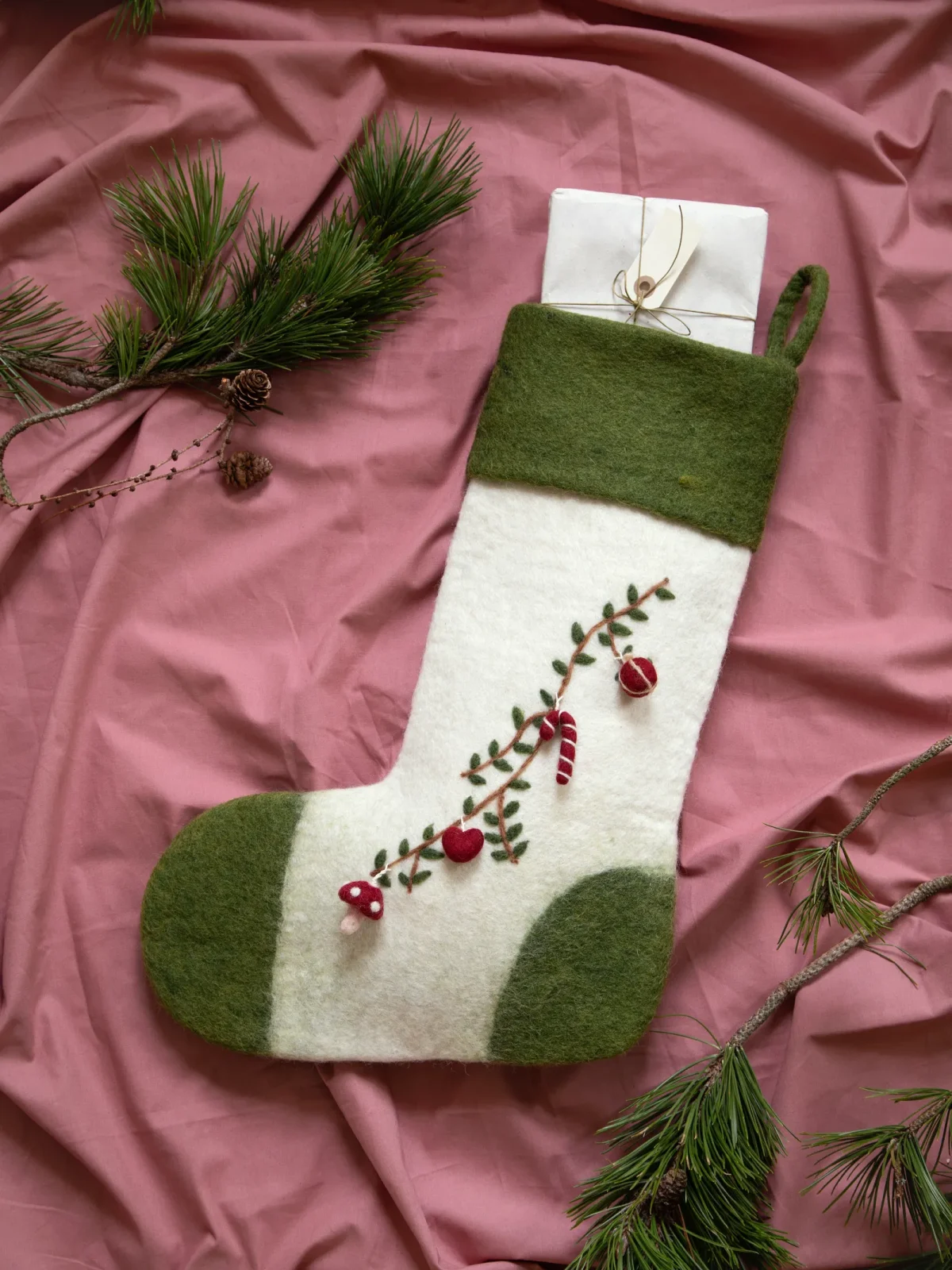 Weihnachtsdekorationen in Filz aus kry & sif weiß Weihnachtssocke