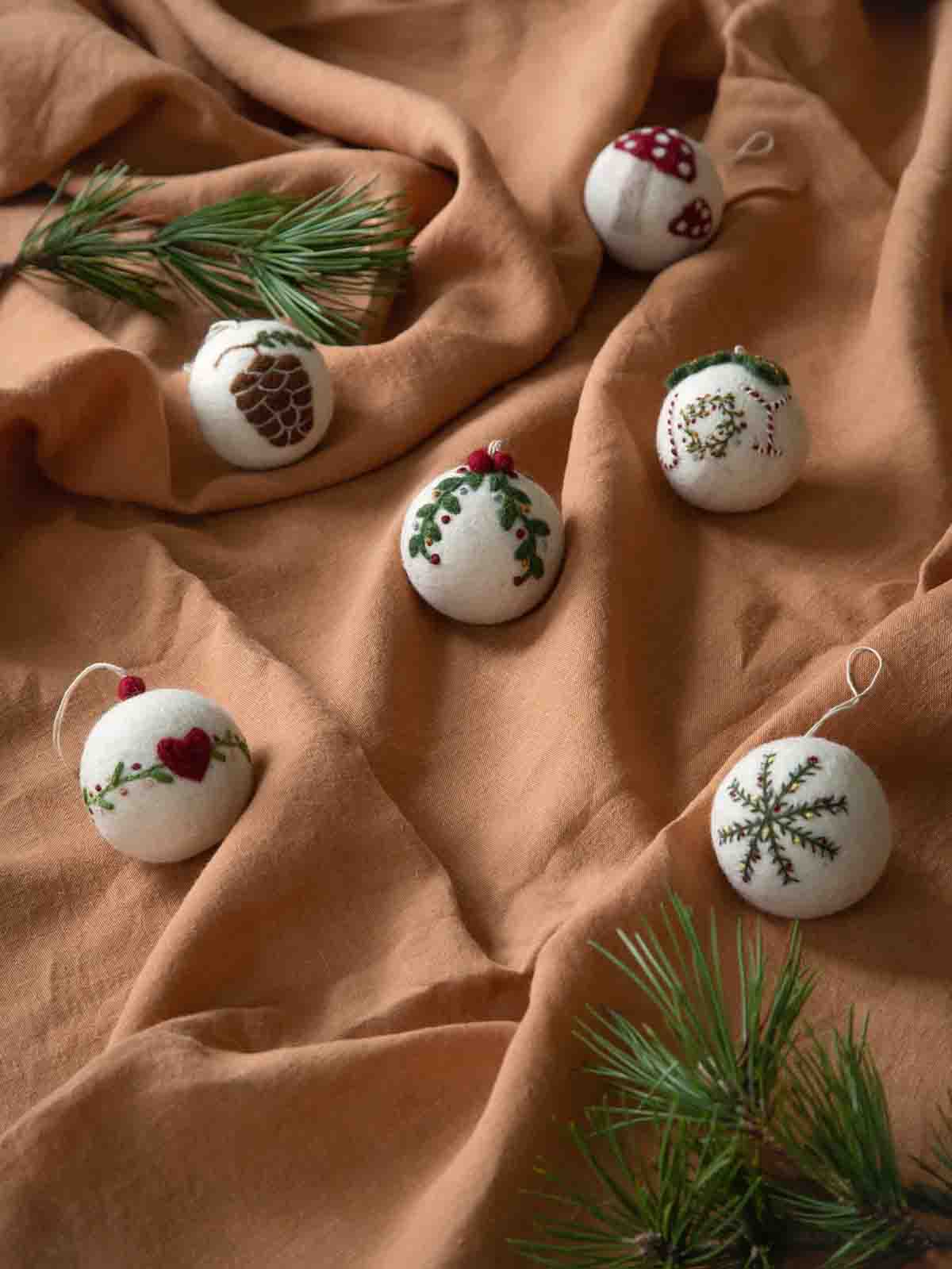 Weihnachtsdekorationen in Filz aus kry & sif