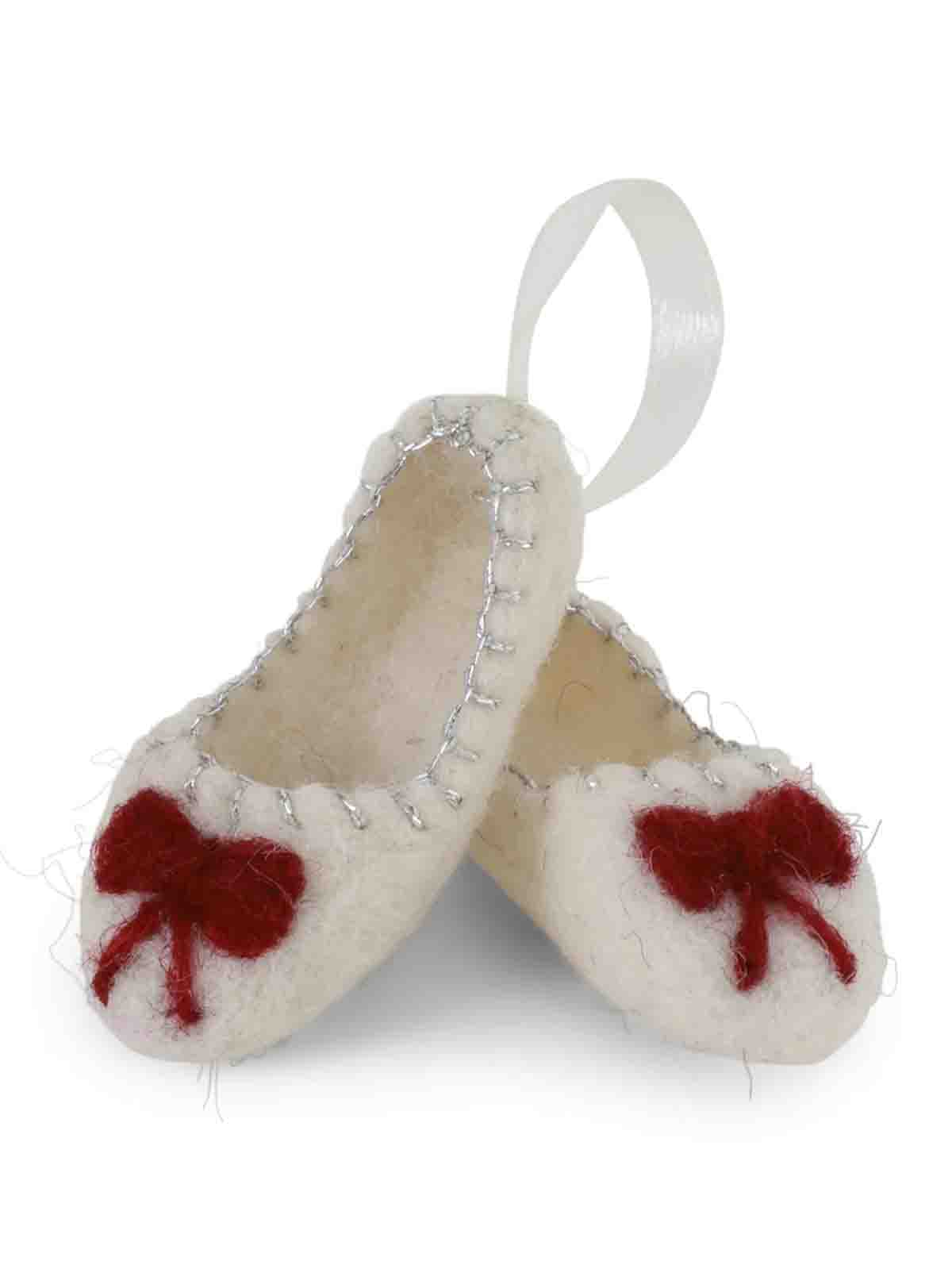 Weihnachtsdekorationen in Filz aus Ton & einige weiße Ballarina Schuhe