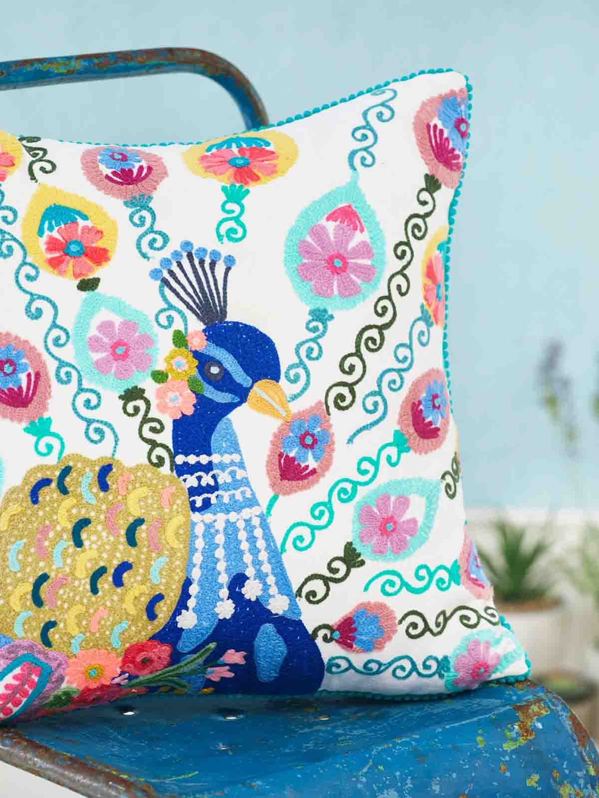 Kissen mit gesticktem Pfau