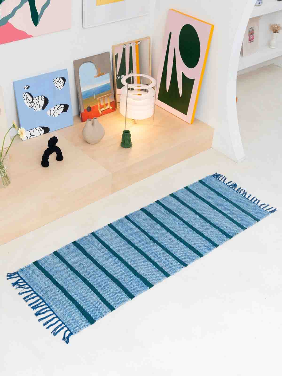 Teppich blau gestreift