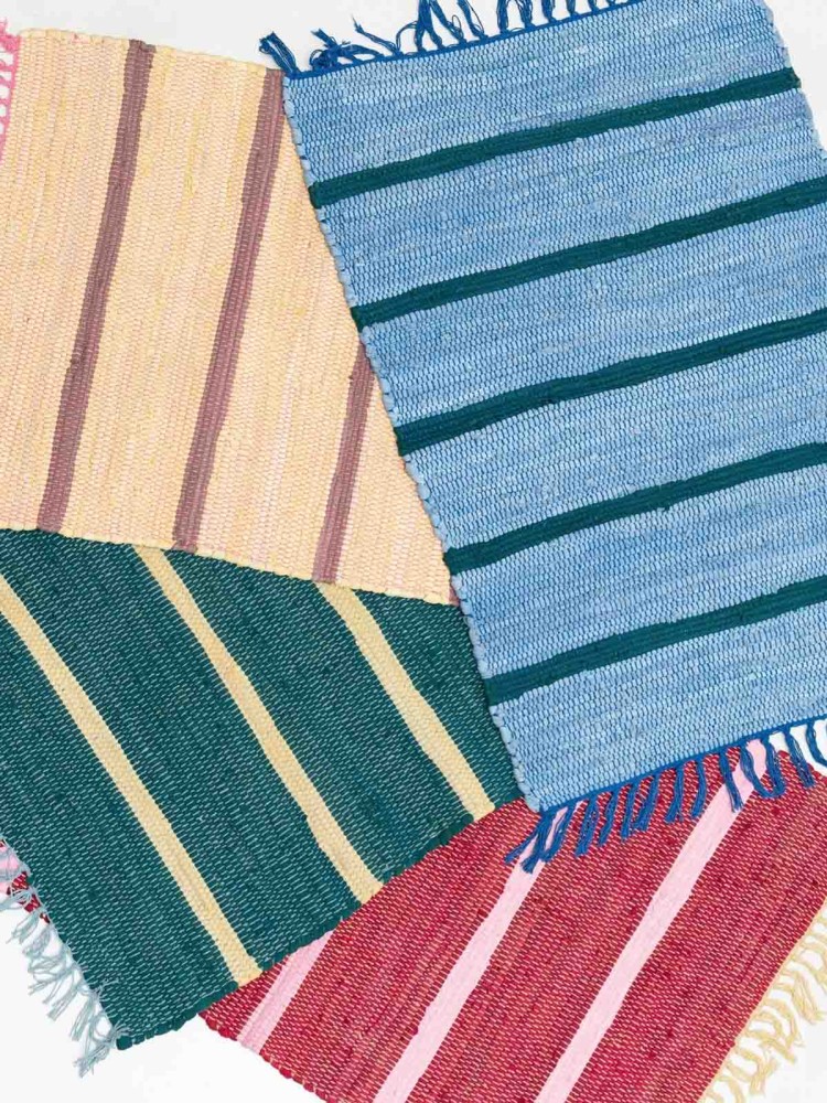 Teppich blau gestreift