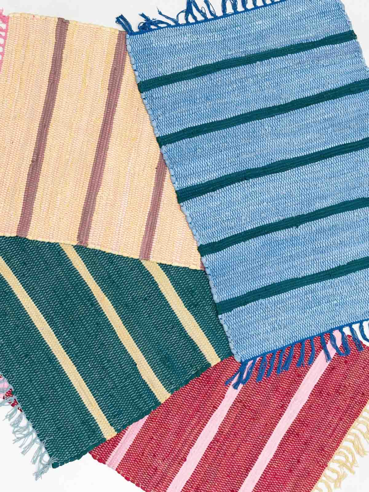 Teppich blau gestreift