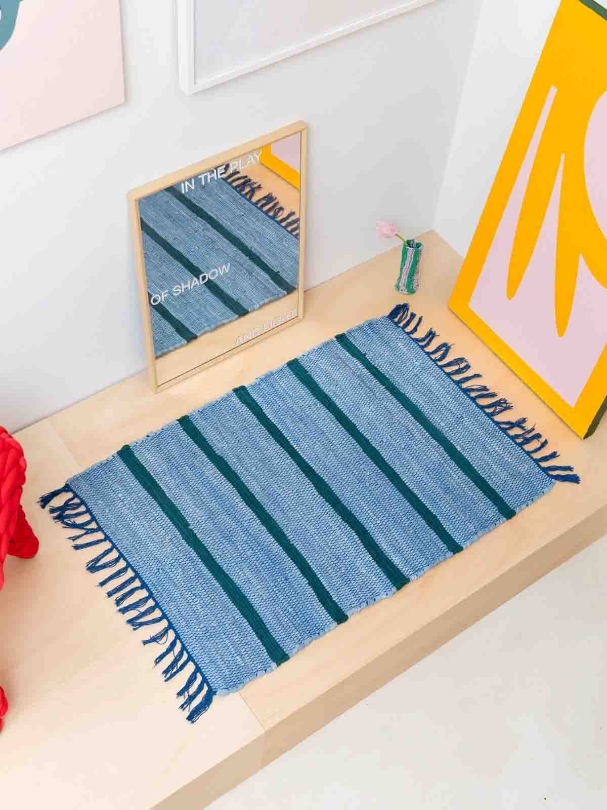 Teppich blau gestreift