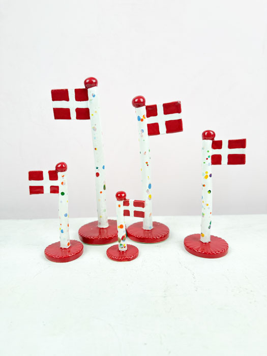 die Ton Spiel Keramik Flagge mit rotem Sockel