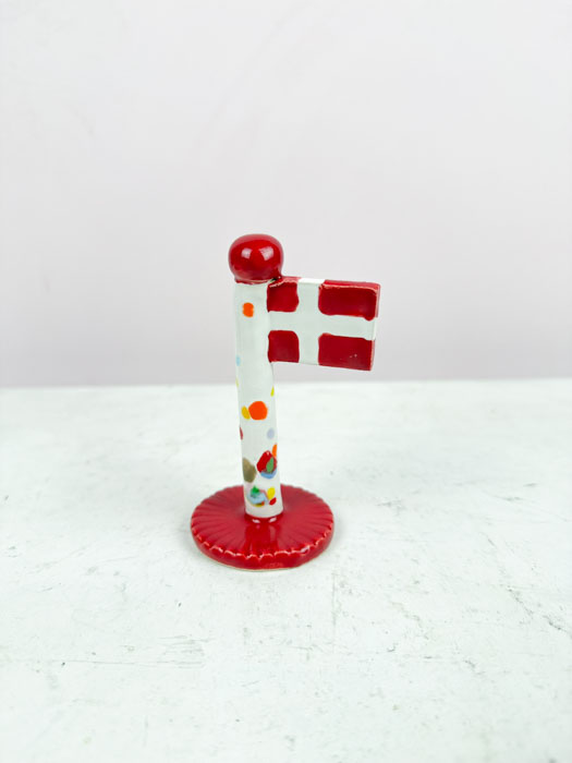 die Ton Spiel Keramik Flagge mit rotem Sockel