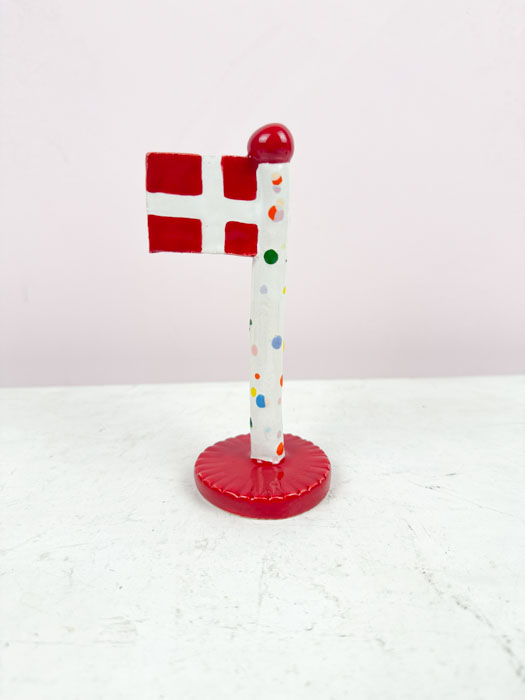 die Ton Spiel Keramik Flagge mit rotem Sockel