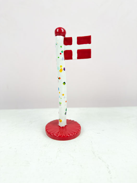 die Ton Spiel Keramik Flagge mit rotem Sockel