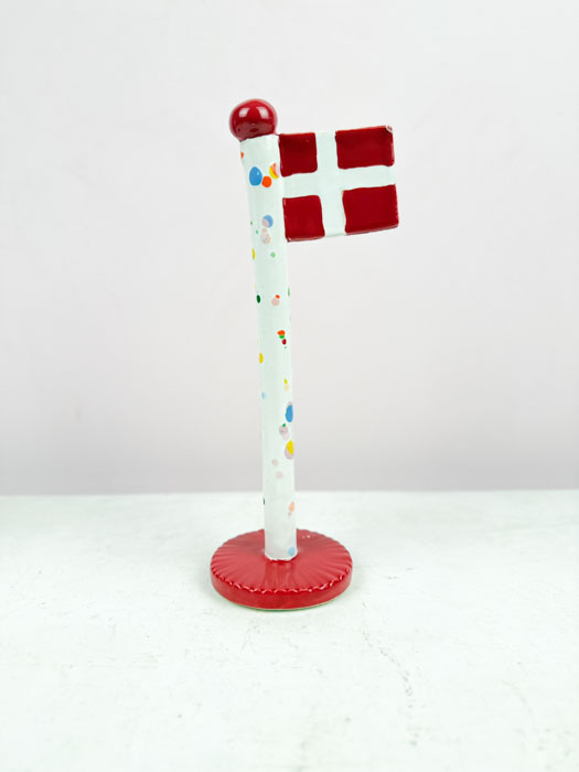 die Ton Spiel Keramik Flagge mit rotem Sockel
