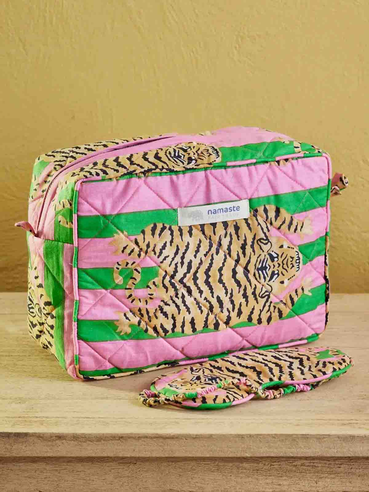 Toilettentasche mit Tiger in grün und rosa gestreift