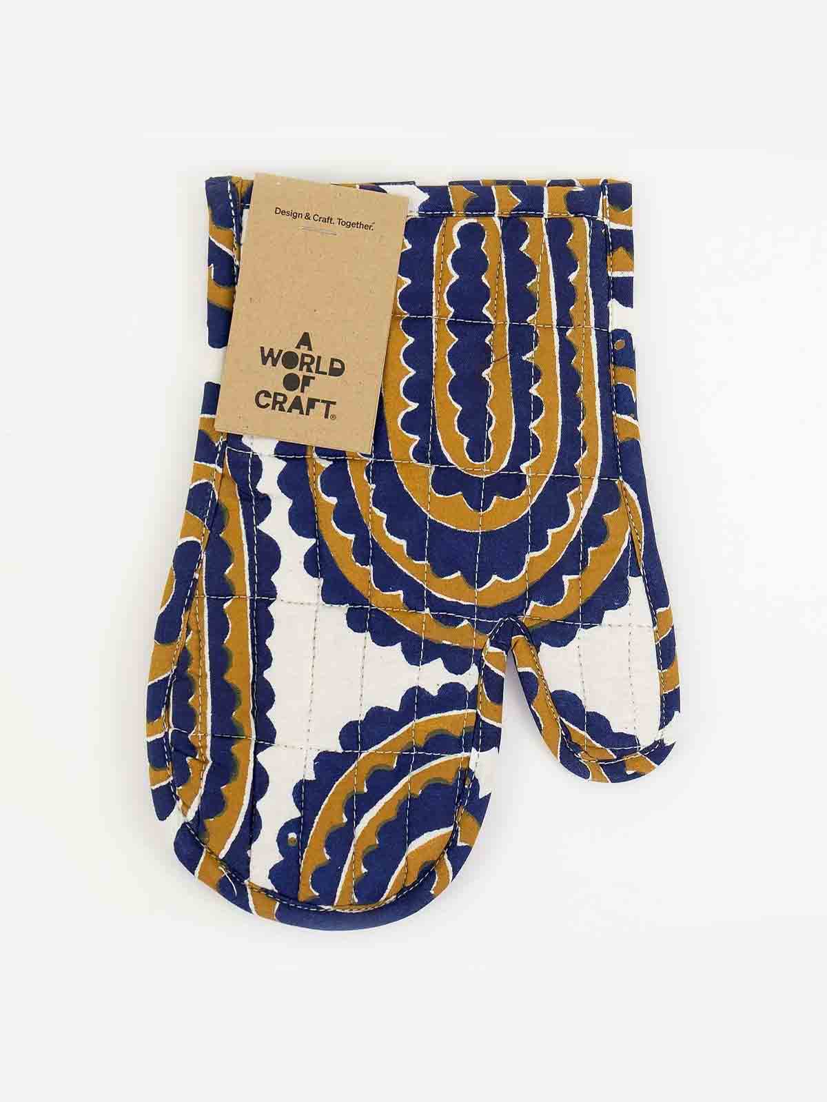 Ofenhandschuh - Ausrüstung (weiß mit blauem und braunem Muster)