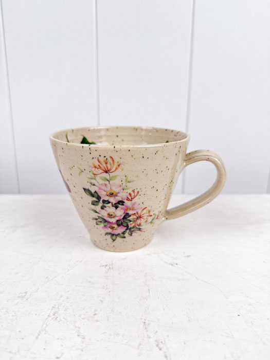von Sofia Karolina - rosa Blütentasse mit beige Blüten