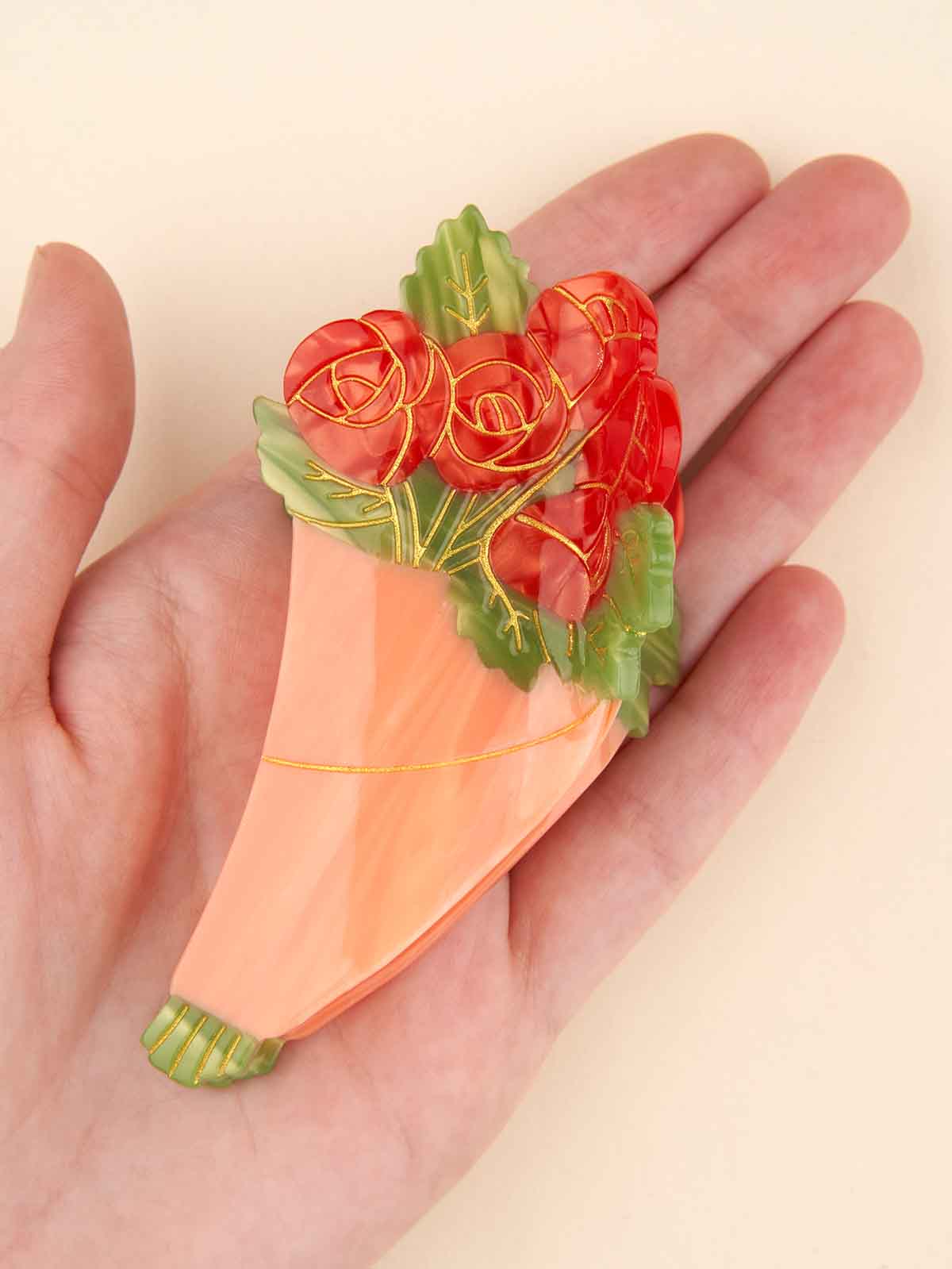 cou cou suzette haarclip bouquet von roten Rosen