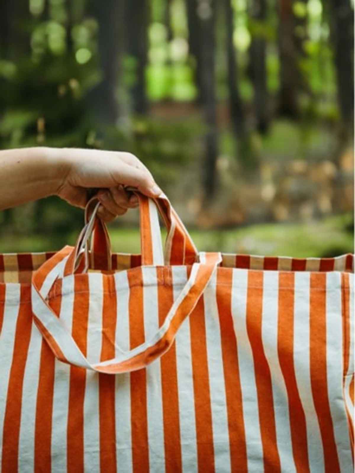 über großen Bonbonbeutel in off-white und orange