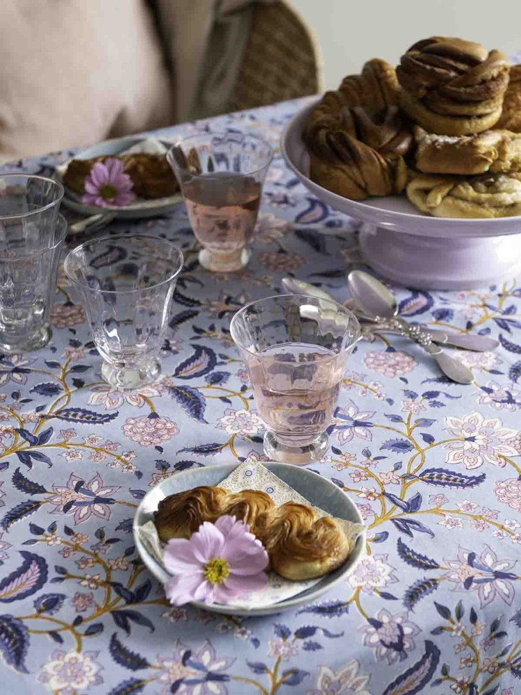 Bungalow Tischdecke mit Blumen
