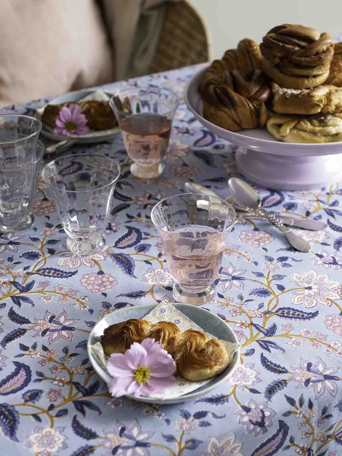 Bungalow Tischdecke mit Blumen