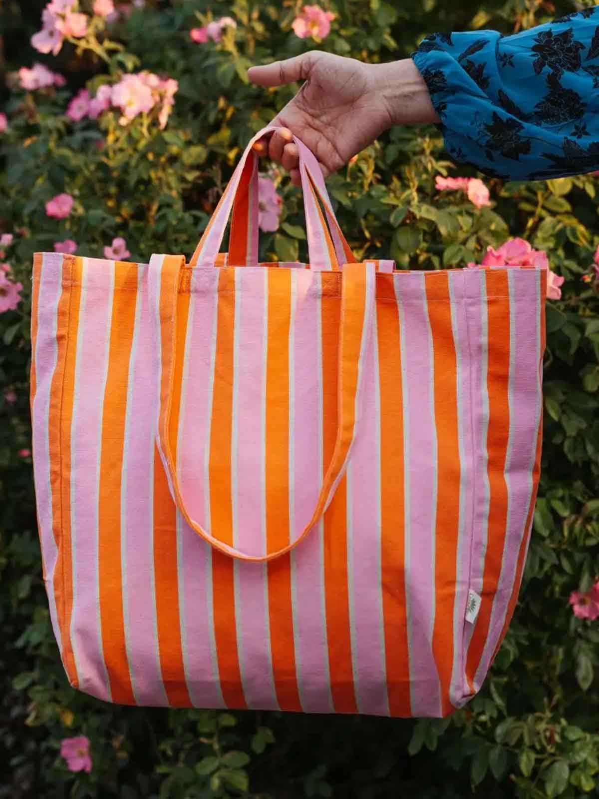 Alternative Ansicht von CanvasTM Tote Bag (40 x 37 cm) - In orange und pink gestreift.