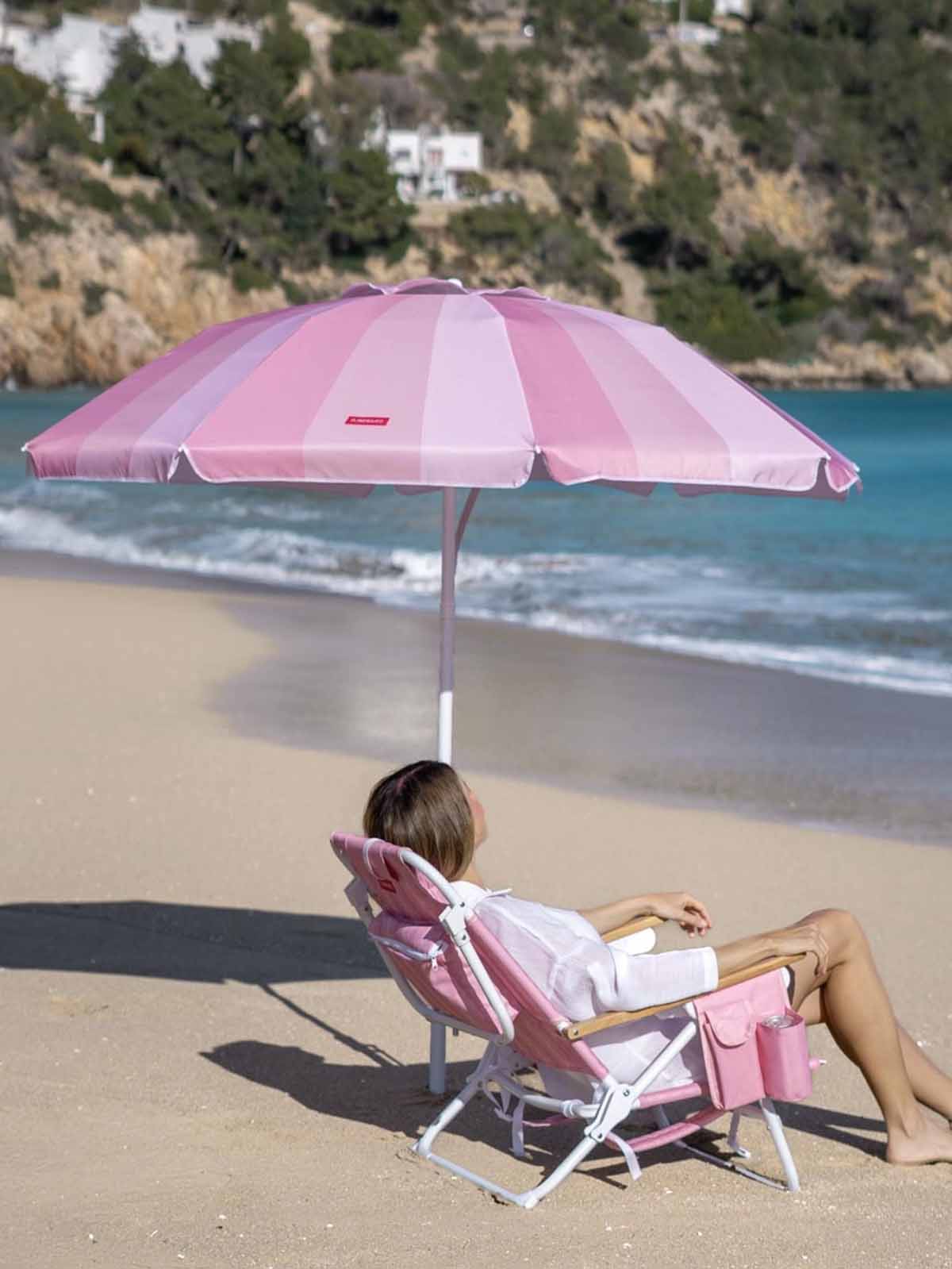 Sonnenschirm und andere Gegenstände für den Strand
