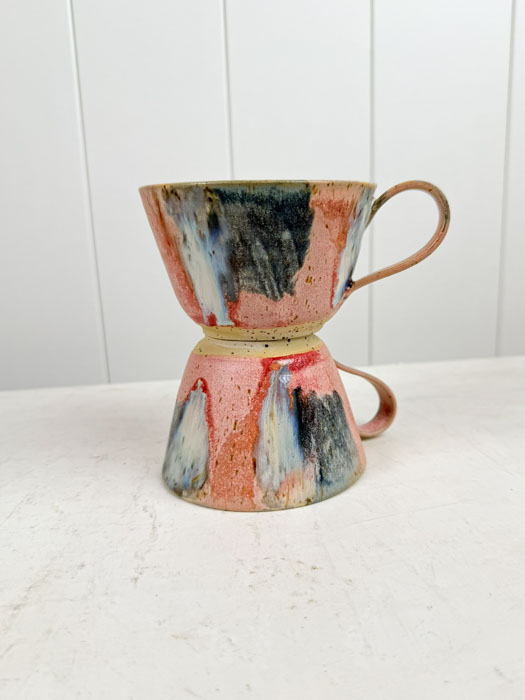 Kunstbecher mit Griff 