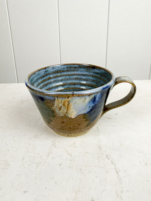Kunstbecher mit Griff 