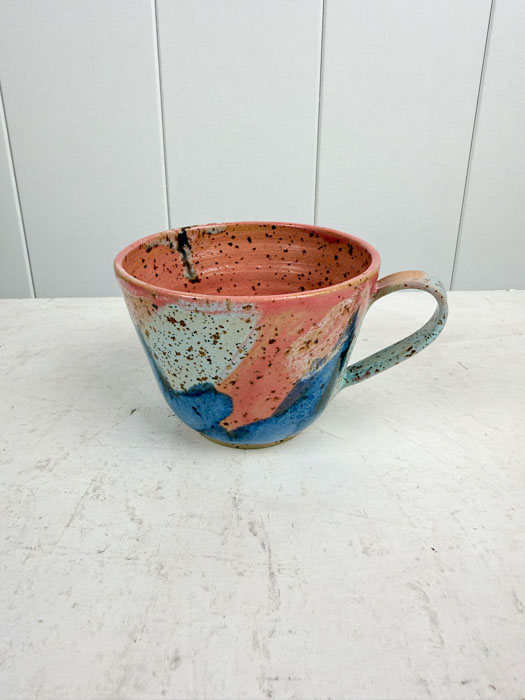 Kunstbecher mit Griff 