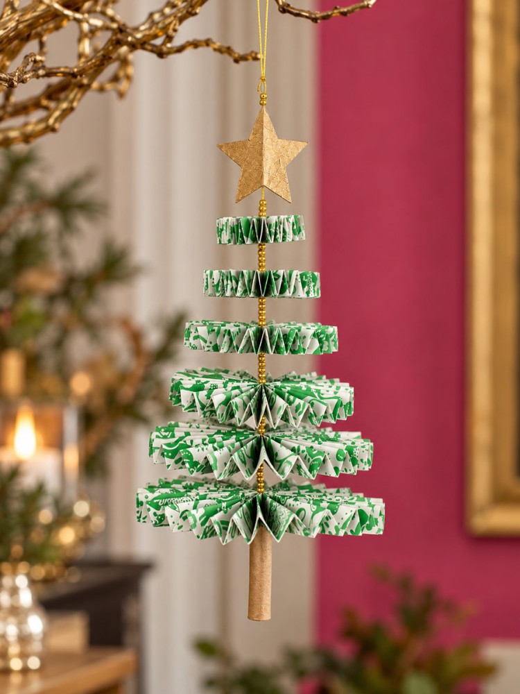 Weihnachtsbaum in gefaltetem Papier – grün und cremefarben